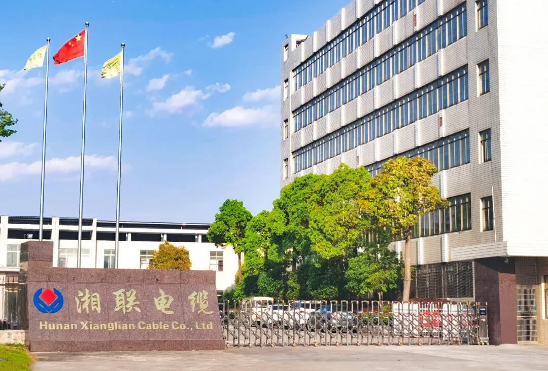 今日小雪，用一組湘聯(lián)小伙伴拍攝的美照來迎接廠區(qū)的冬天！